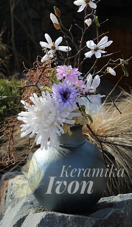 Váza s jarní květinovou vazbou