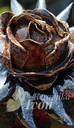 Dekorační koulička - trnová růže